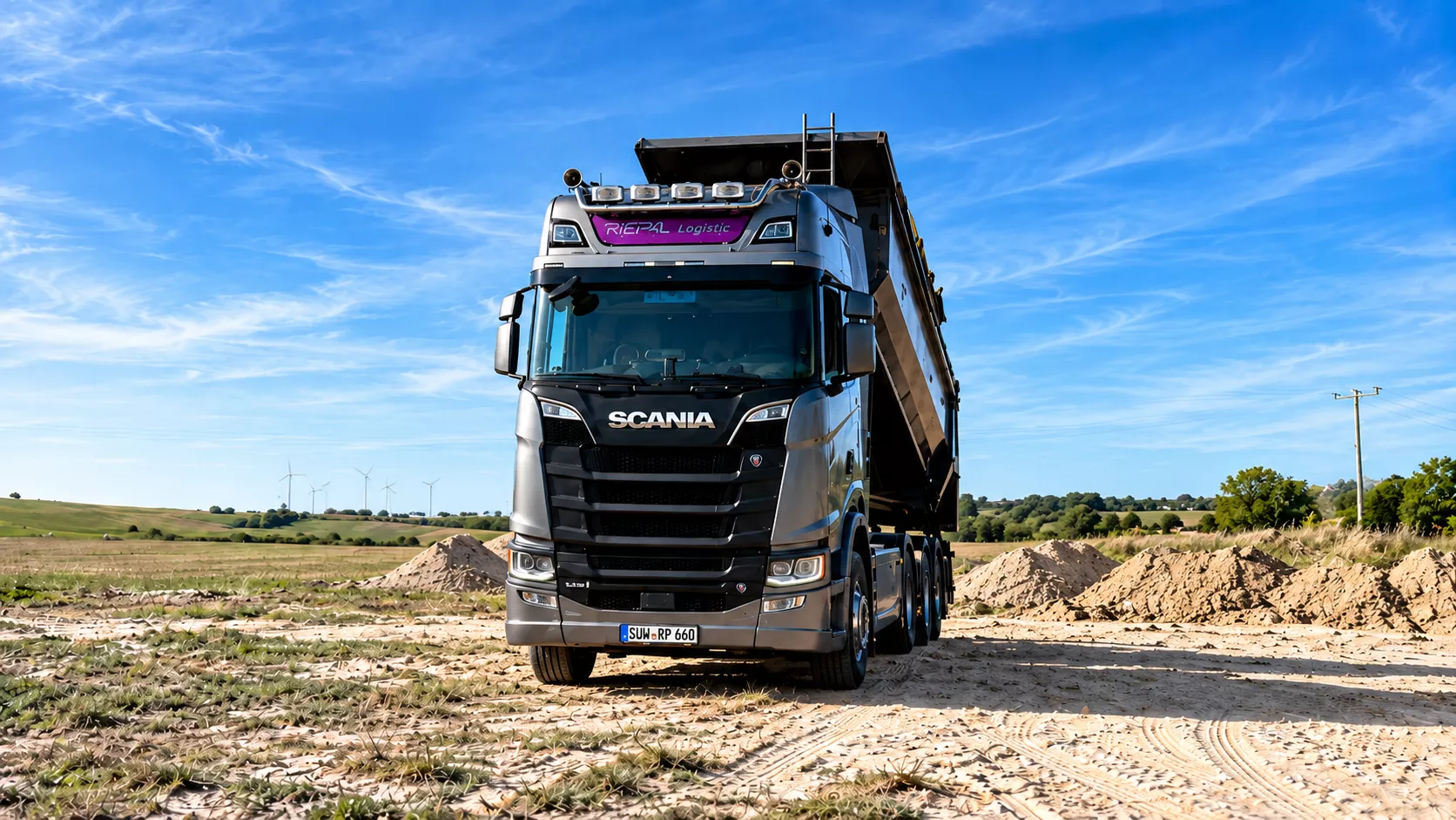 Scania Sattelzug der Riepa Logistic GmbH mit angehobener Kippmulde auf dem Feldweg