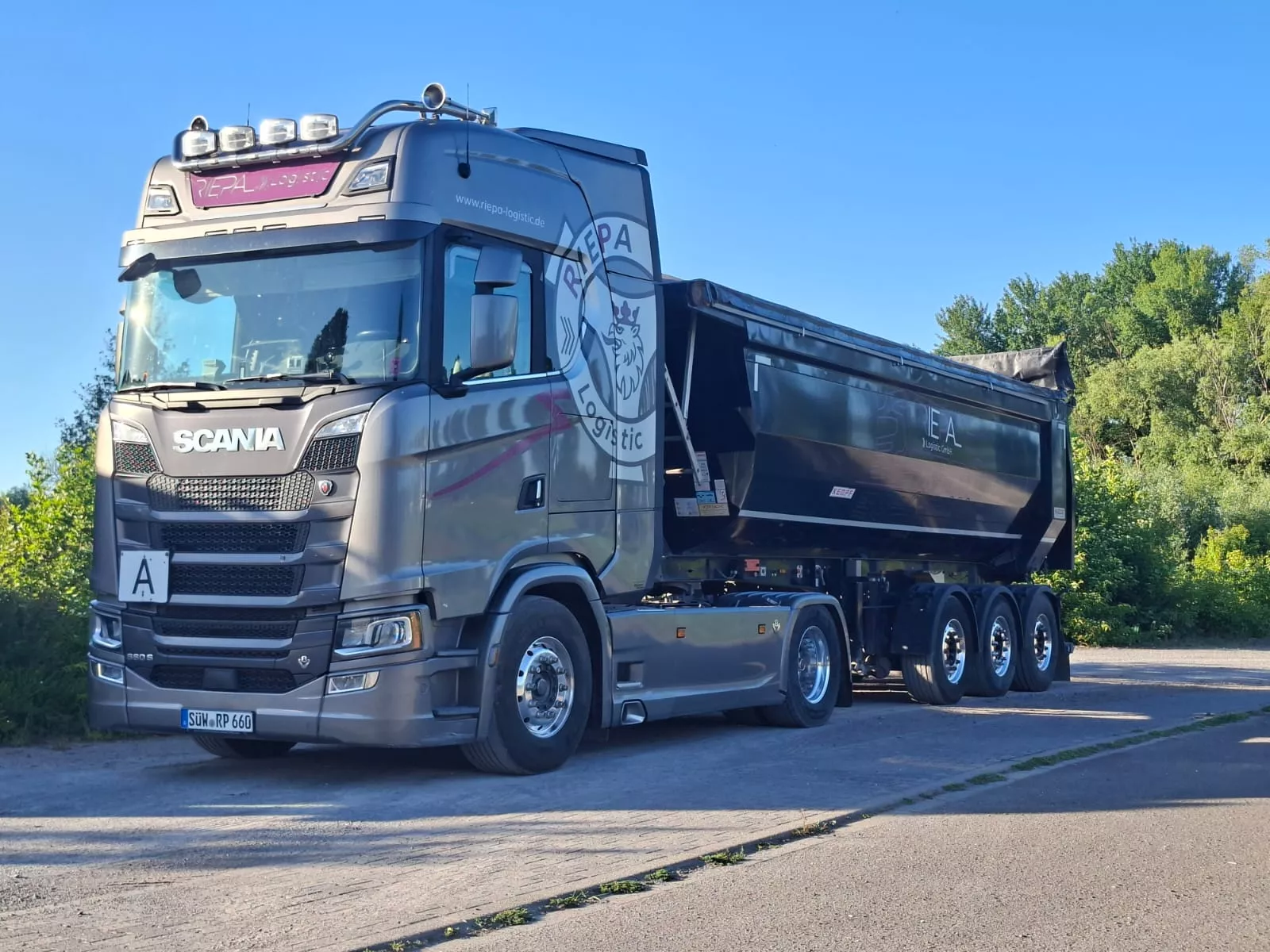 Scania Sattelzugmaschine der Riepa Logistic GmbH mit Kippmulden-Auflieger für Baustoff- und Schüttguttransporte in der Südpfalz