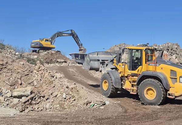 Volvo Radlader und Kettenbagger beim Materialumschlag auf dem gemeinsamen Betriebsgelände