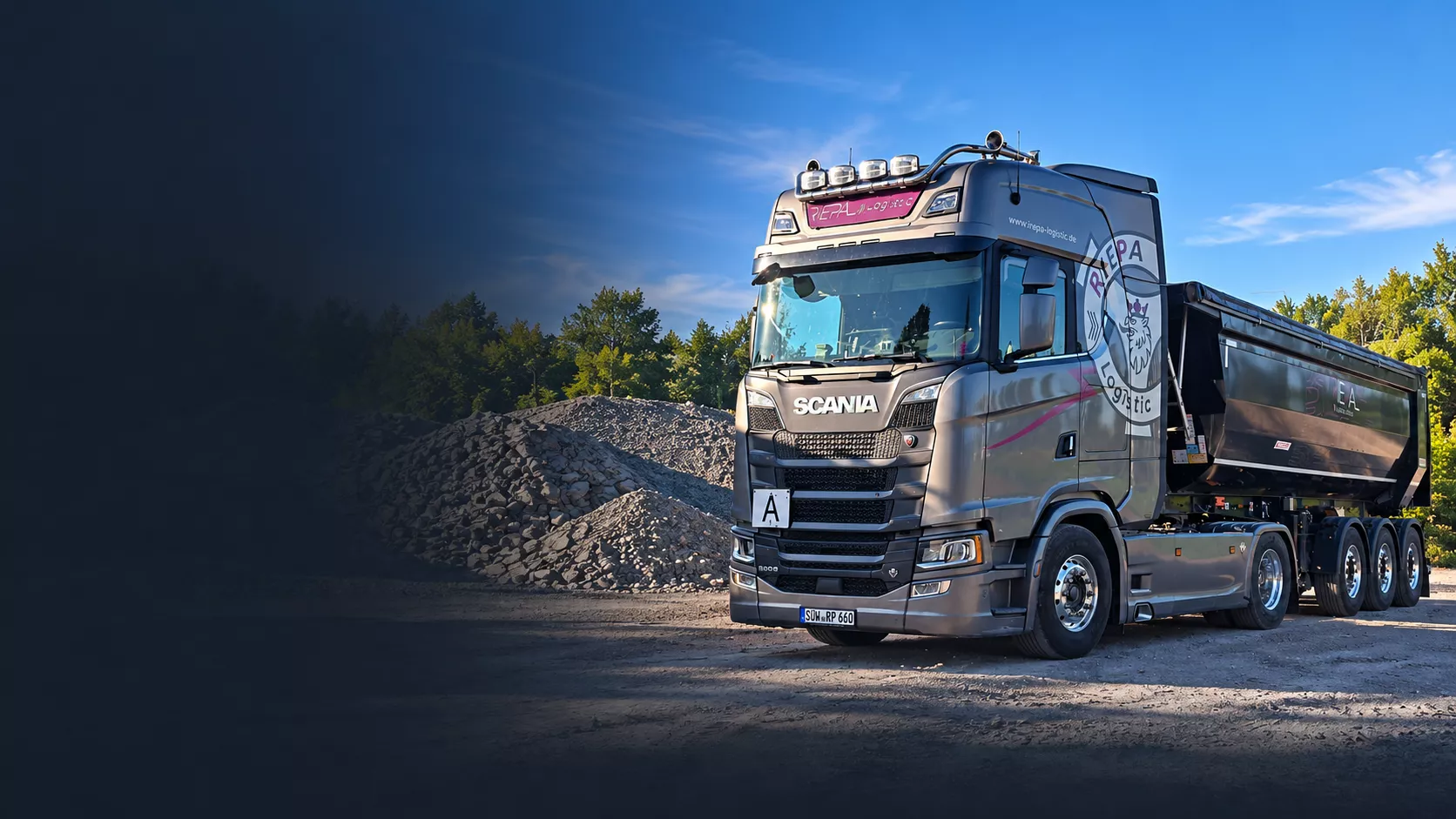 Scania Sattelzug der Riepa Logistic GmbH mit Kippmulde neben einem Schotterhaufen im Einsatz in der Südpfalz